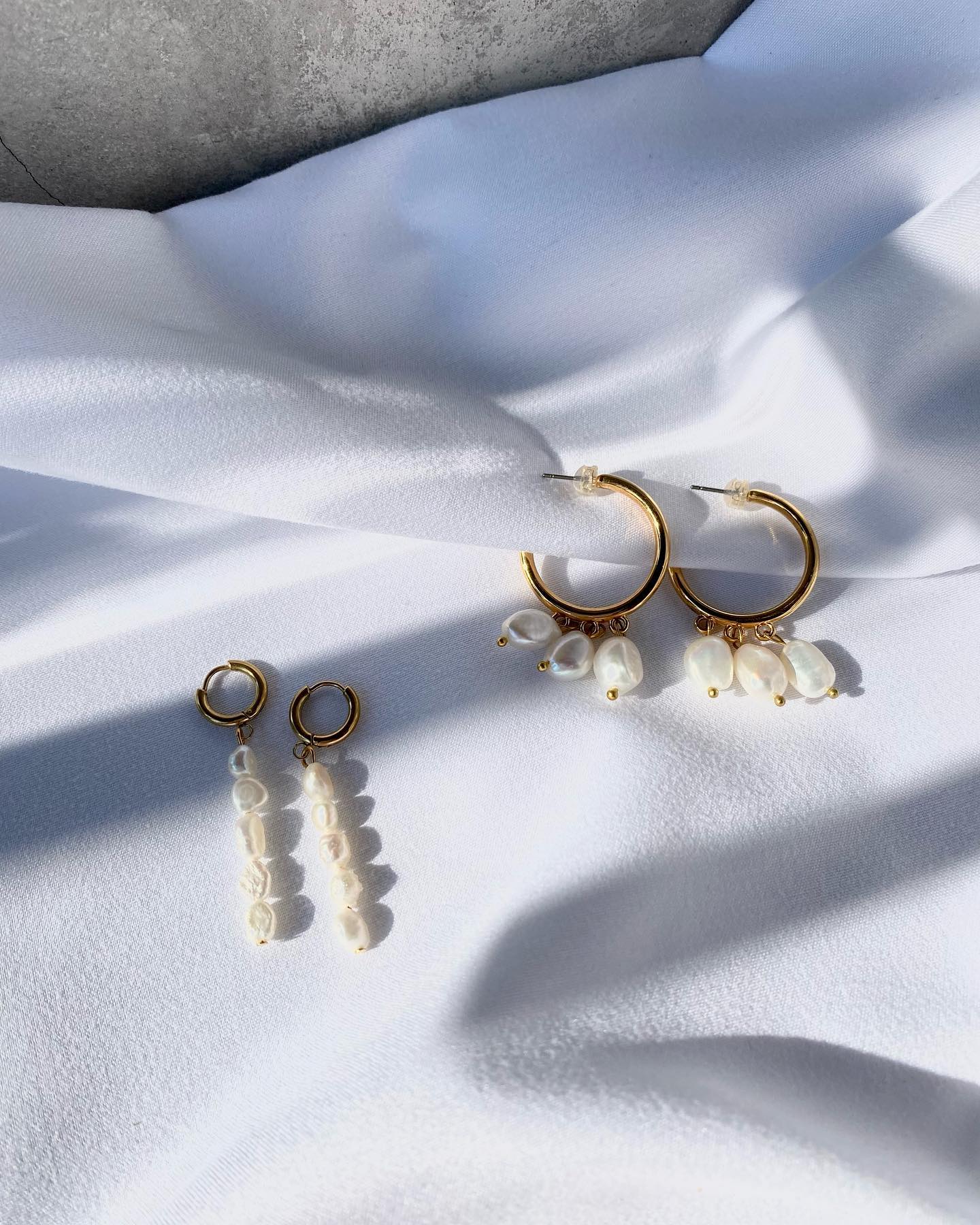 Pearls ✨🤍 
Shop Online 
➡️ https://funkyjewel.gr/el/ 
.
#newcollection #earringsaddict #earring #gold #pearls #midihoops #hoopearrings #jewellery #jewels #jewelryaddict #jewelrydesigner #handmadejewelry #funkyjewel #funkyjewel_tinos #funkyjewel_fj #shoponline #shopsmall
